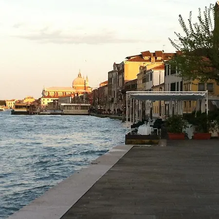 Venice Home Oda ve Kahvaltı